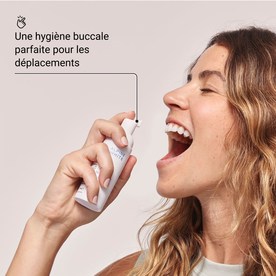 Femme vaporisant "ALPINE WHITE Whitening Foam" dans la bouche. Texte : Hygiène buccale parfaite.