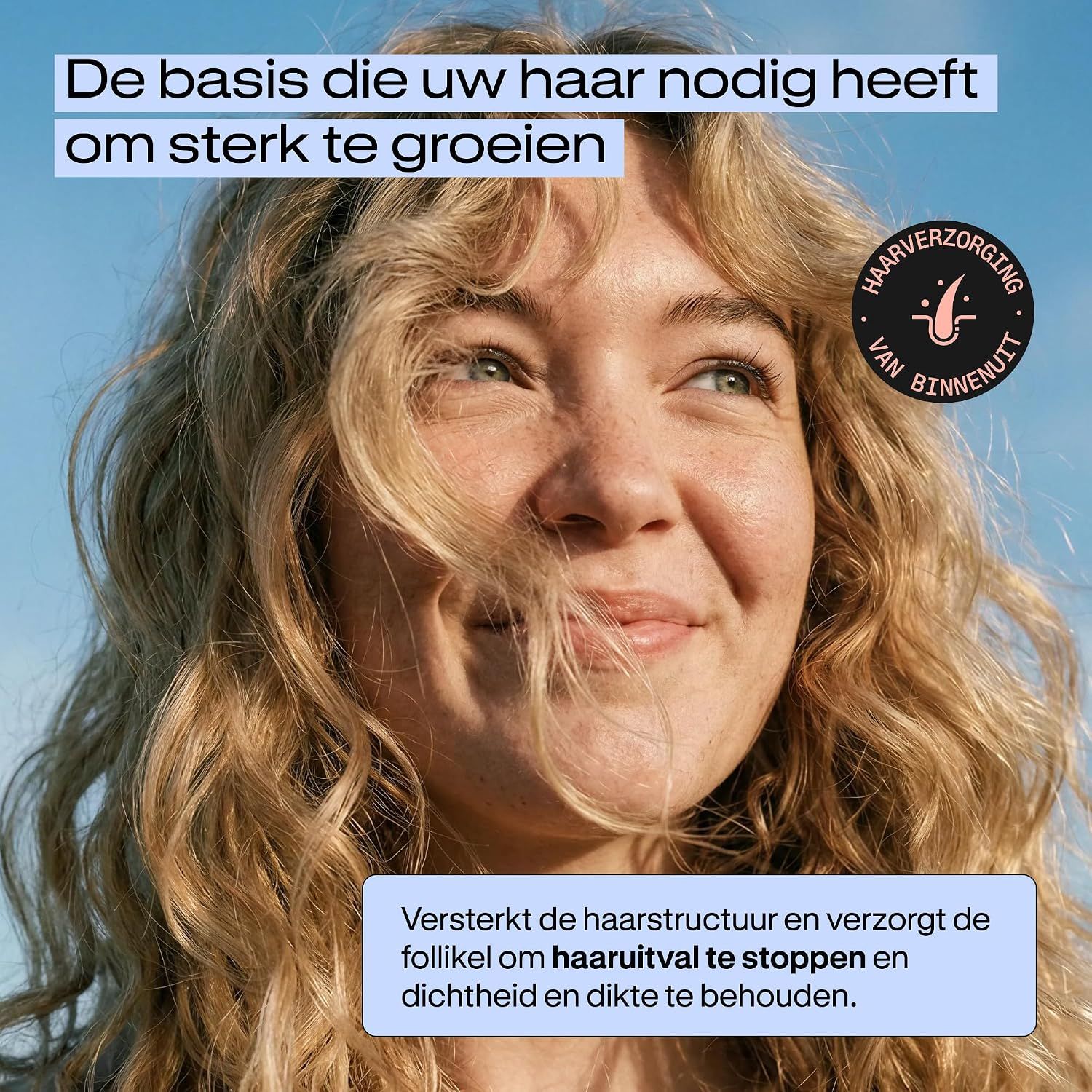 Vrouw met lang, golvend haar lacht. Rond logo met haarsymbool.