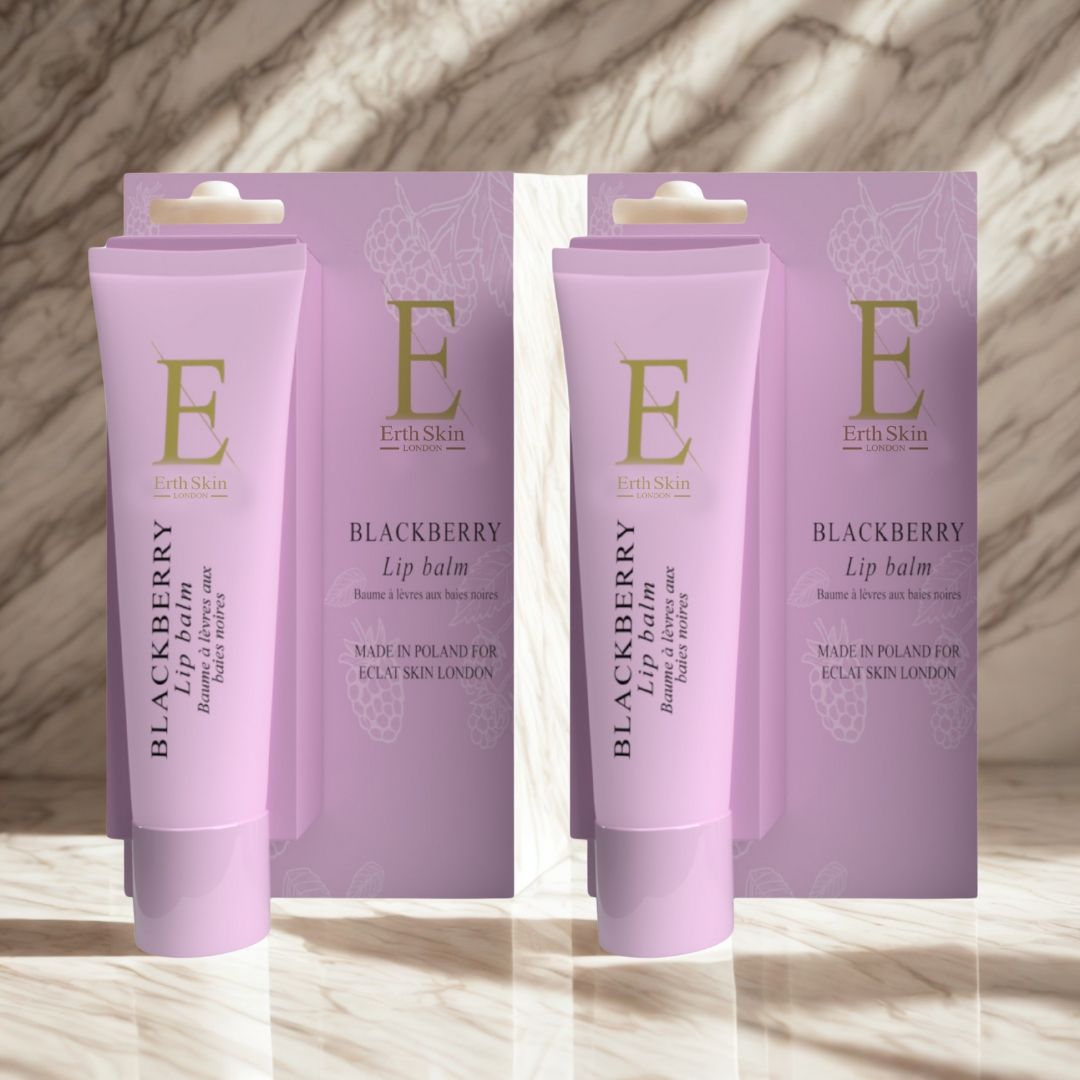 Deux tubes de baume à lèvres roses avec emballage. Inscription: Blackberry Lip Balm. Marque: Eclat Skin London.