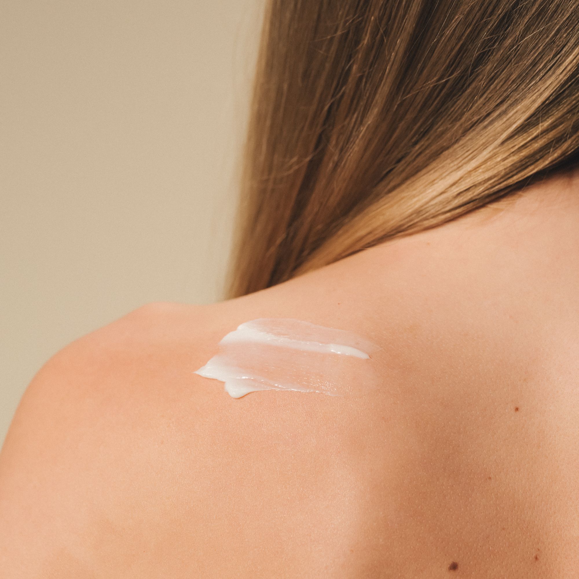 Een witte crème op de schouder van een persoon.