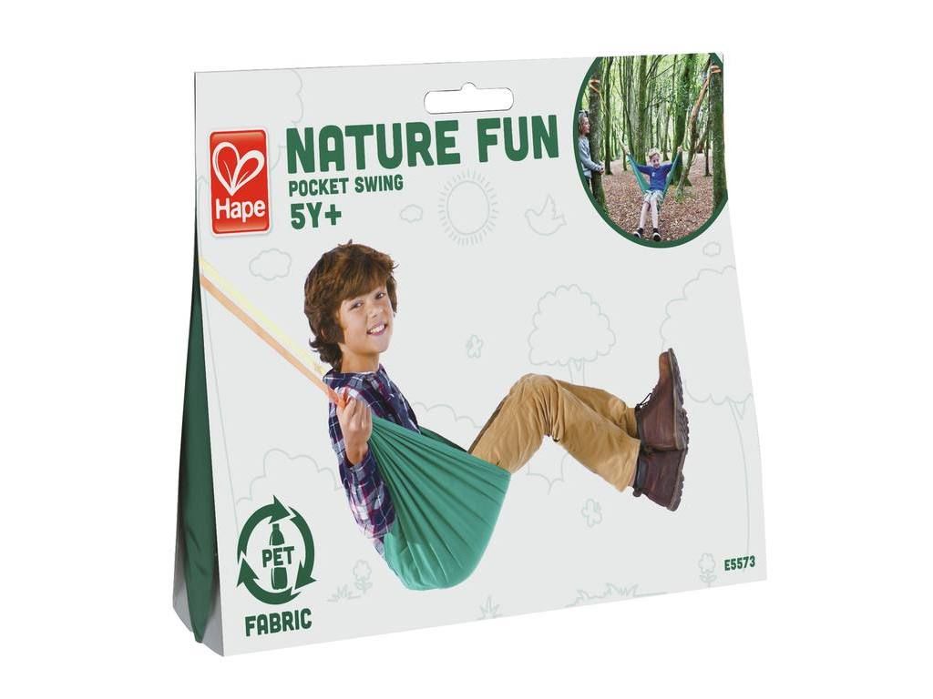 Verpakking van de Hape Pocket Swing. Groen, met kind op de schommel. Tekst: Nature Fun, Pocket Swing, 5Y+.