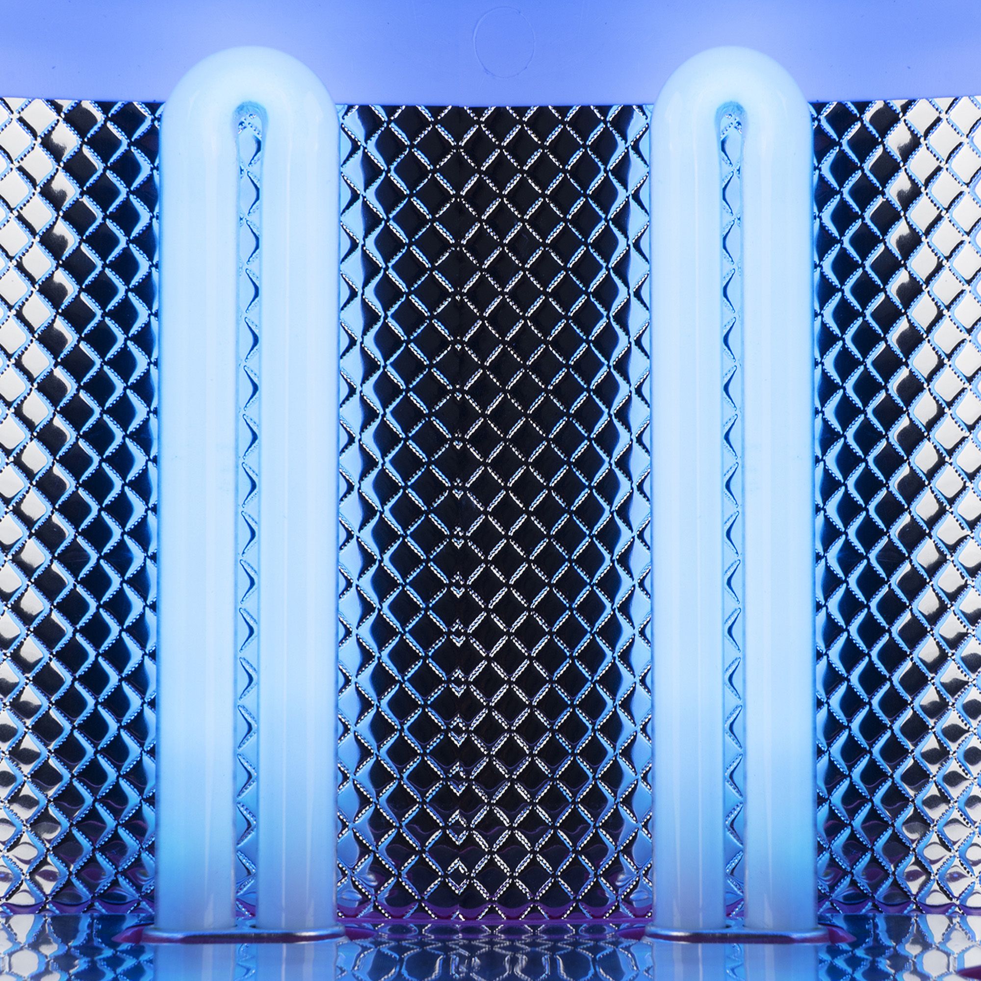 Twee U-vormige UV-lampen met blauwe verlichting voor een reflecterende achtergrond.