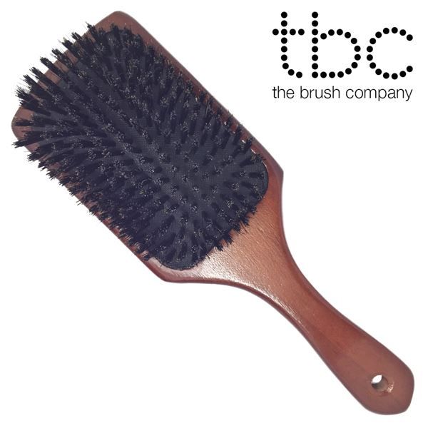 Houten paddle brush met donkere borstelharen. Gat in handvat. Logo: tbc the brush company.