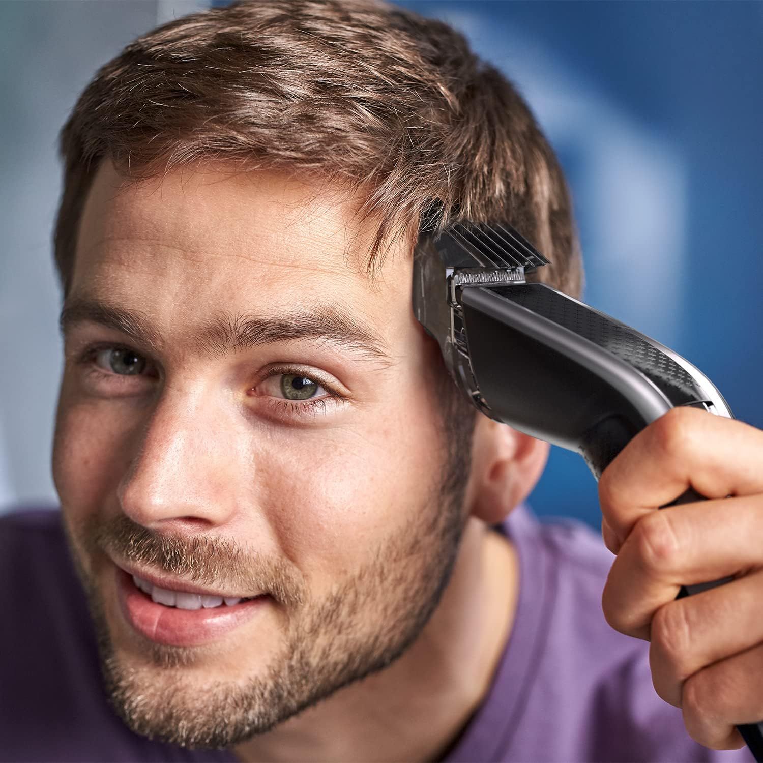 Tondeuse à cheveux Philips Series 5000, gros plan sur la poignée avec commandes et logo.