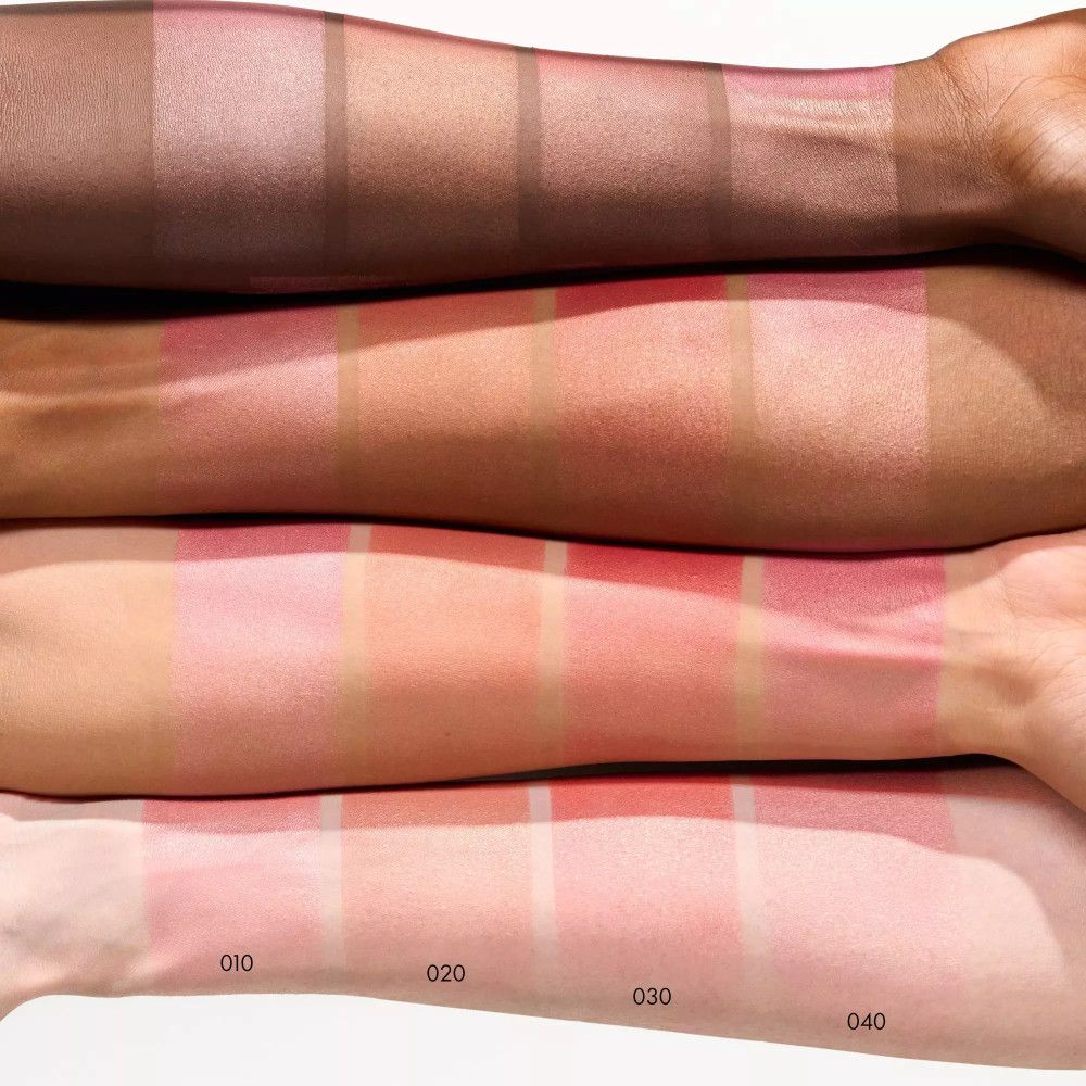 Armen met blush-swatches in verschillende huidtinten. Kleurnummers 010, 020, 030 en 040 zijn zichtbaar.