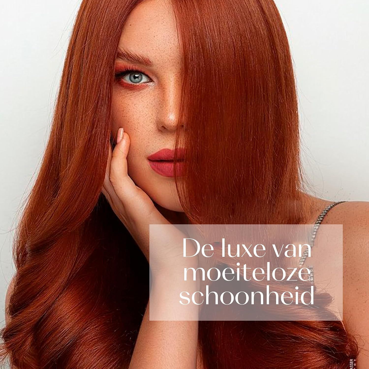 Vrouw met lang rood haar en make-up, die haar gezicht aanraakt.