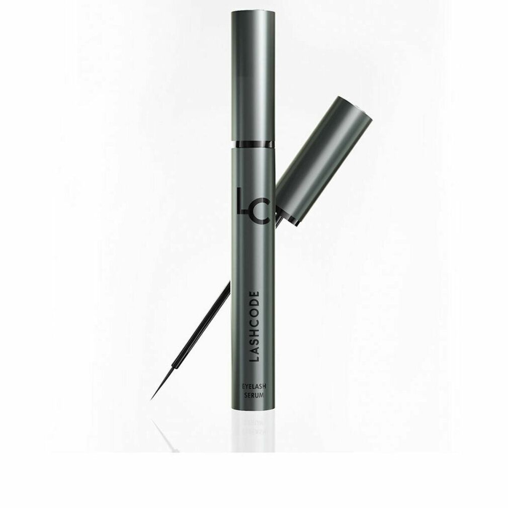 Flacon gris avec bouchon ouvert et applicateur. Le logo LC et l'inscription LASHCODE EYELASH SERUM sont visibles sur le flacon.