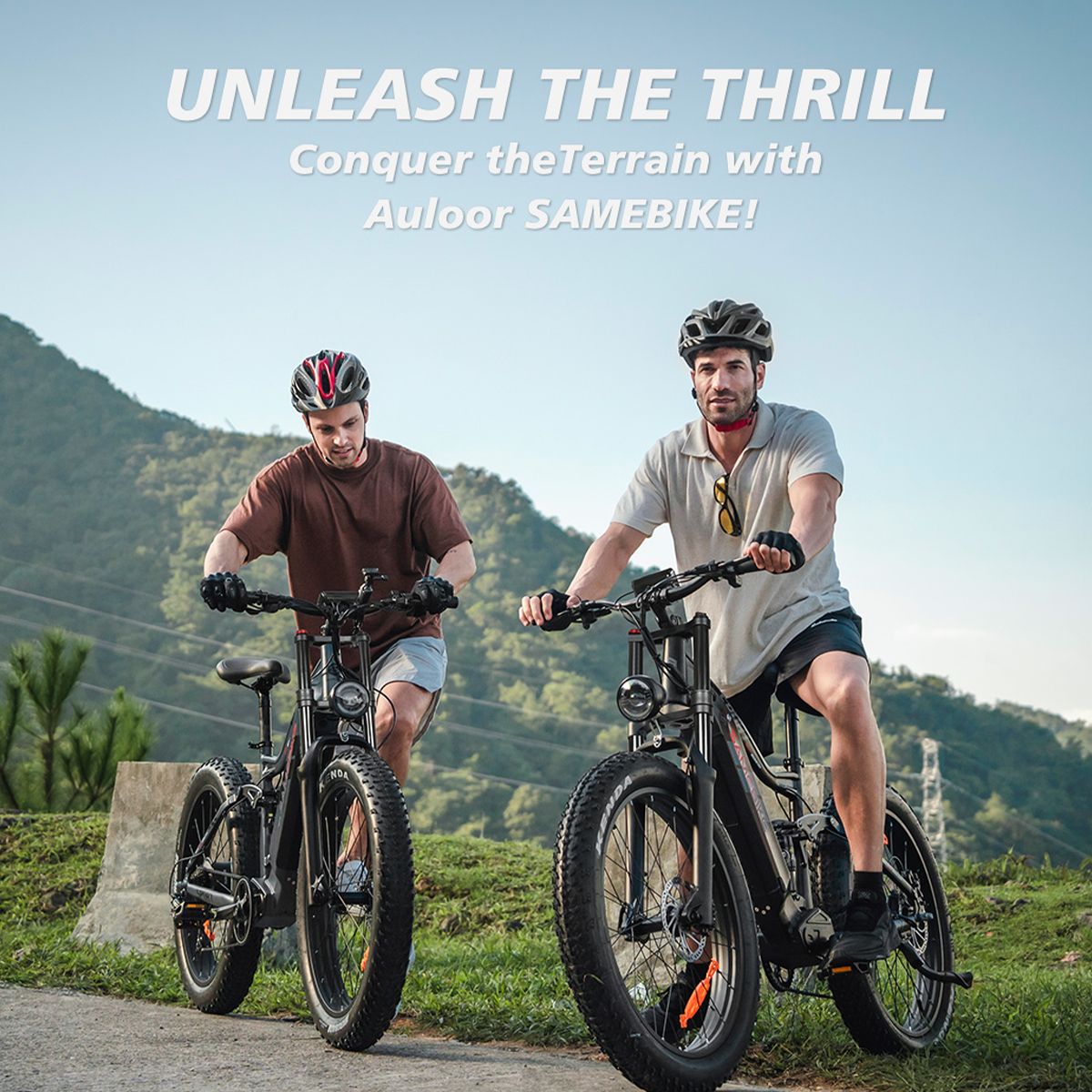 Twee mannen op elektrische mountainbikes. Tekst: Unleash the Thrill. Merk Auloor SAMEBIKE.