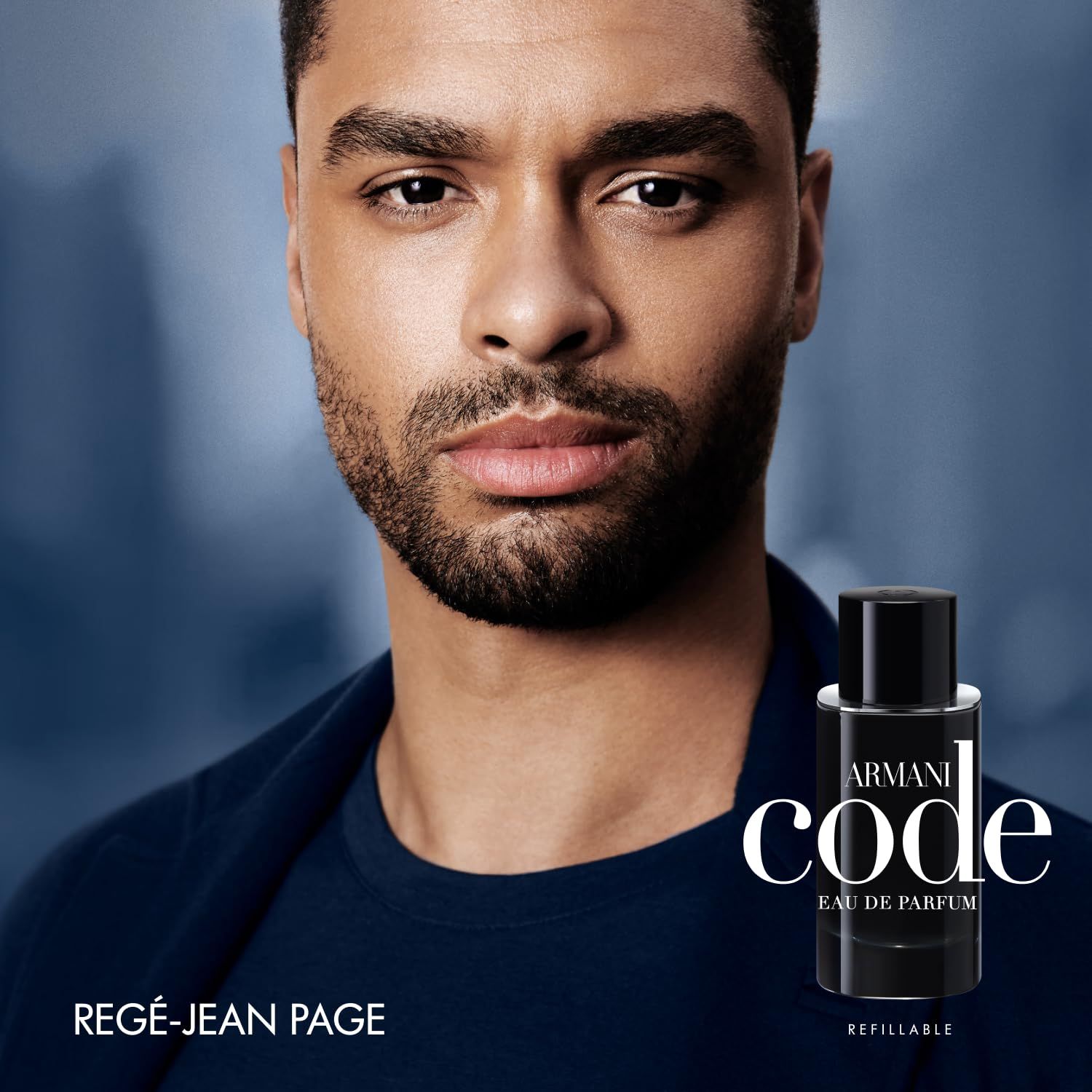 Man in zwarte blazer. Kleine fles met opschrift: ARMANI CODE EAU DE PARFUM. Tekst: REGÉ-JEAN PAGE, REFILLABLE.