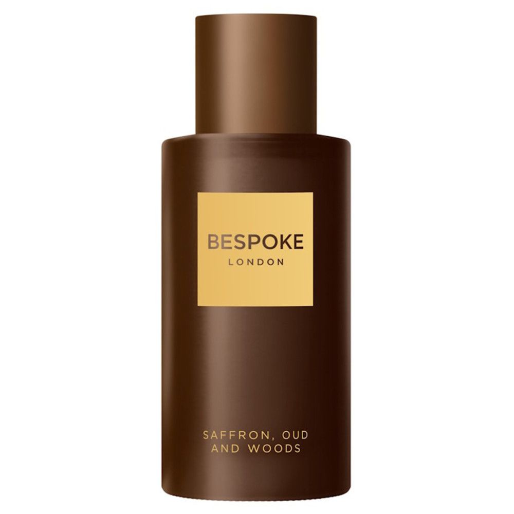 Bruine parfumfles met gouden etiket. Opschrift: Bespoke London. Ondertitel: Saffraan, Oud en Hout.