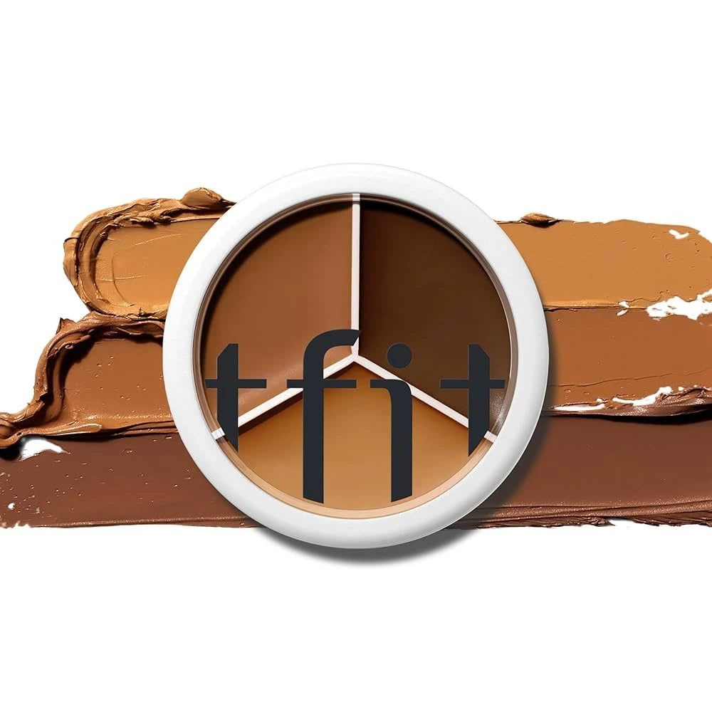 Contenant de correcteur rond avec trois teintes. Le produit a un bord blanc et le logo 'tfit' au centre.