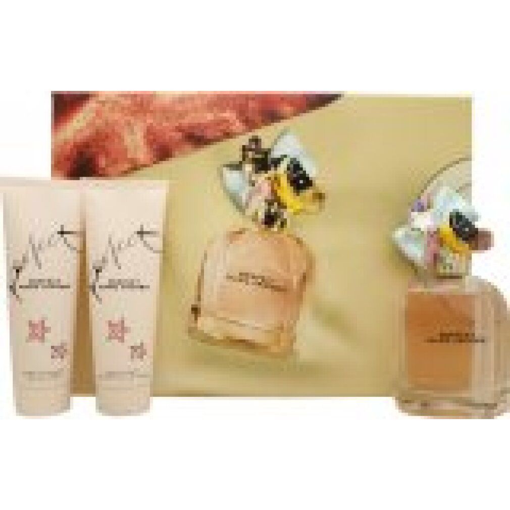 Coffret parfum Marc Jacobs Perfect : deux produits corporels et un flacon de parfum sur fond beige.