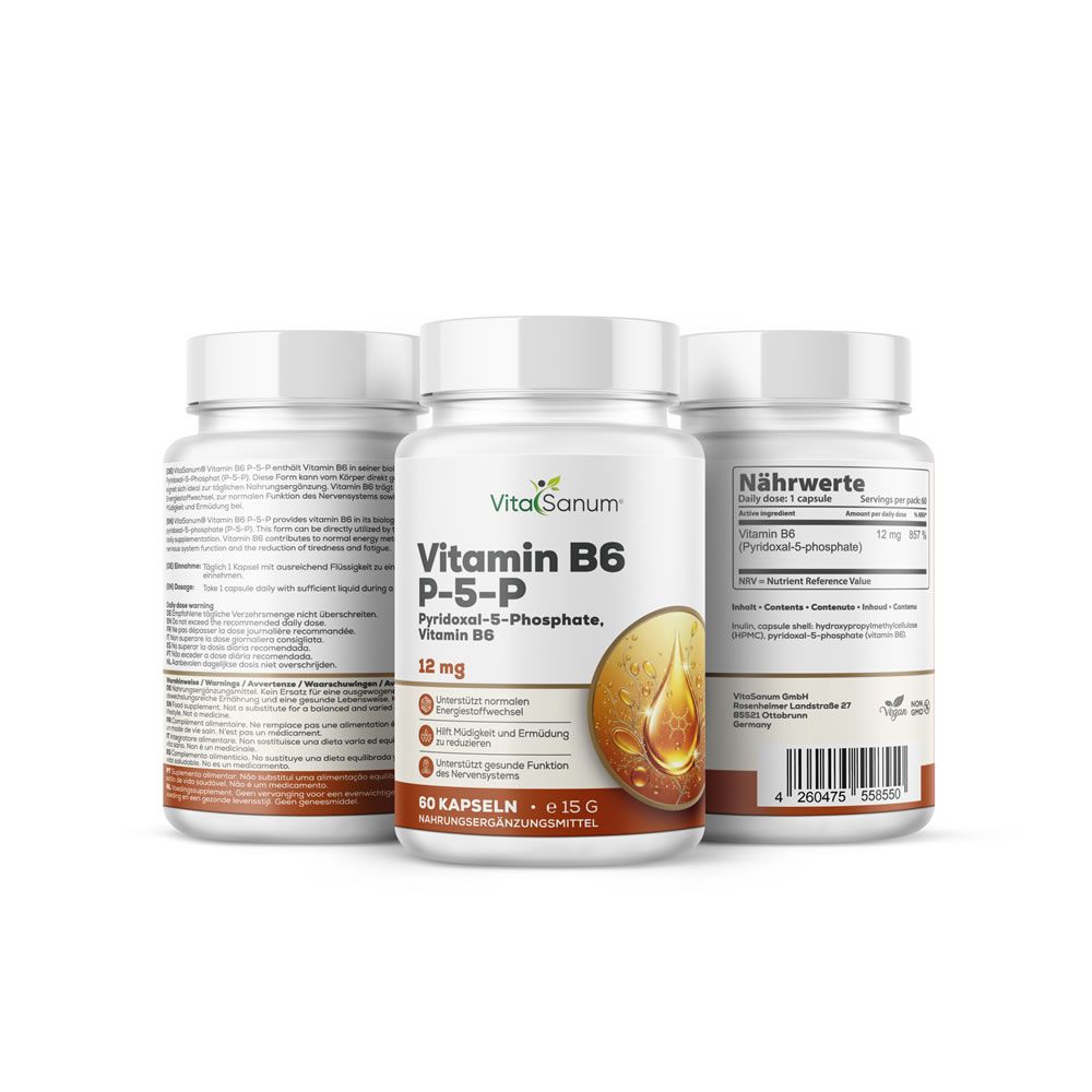Drie pillenflesjes met deksels. Opschrift: VitaSanum Vitamin B6 P-5-P. Bruin etiket met druppel-illustratie. Tekst op achterkant.