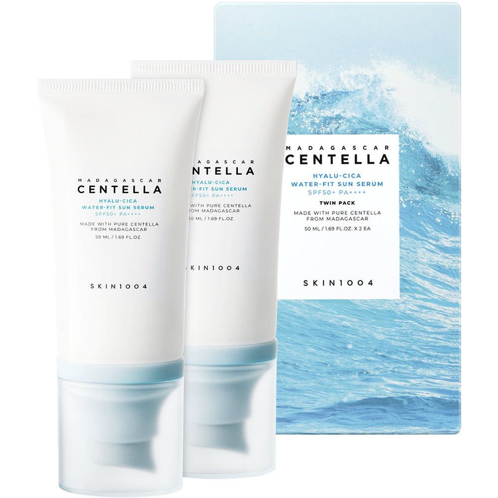 Deux tubes de crème solaire avec bouchons bleus et emballage à motif de vagues. Texte: SKIN1004, Hyalu-Cica Water-Fit Sun Serum SPF50+.