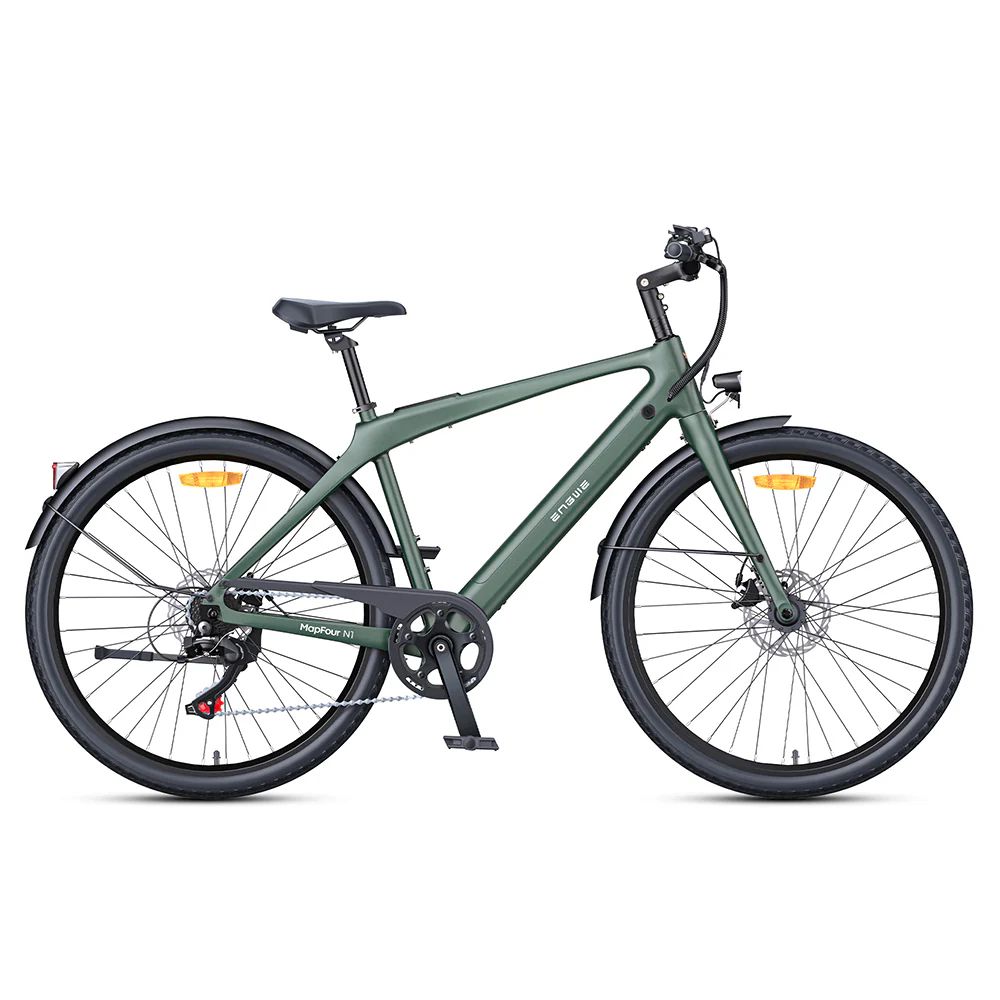 Groene elektrische fiets met zwarte banden en spatborden. Zichtbare onderdelen: zadel, stuur, pedalen, ketting, remmen en verlichting.