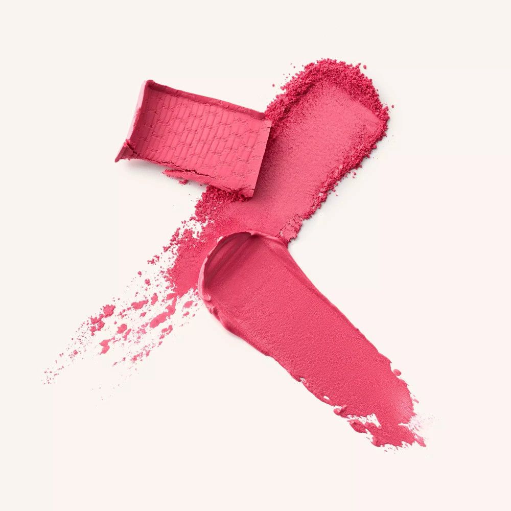 Trois textures de blush roses : pressé, poudre et crème. Disposées sur fond clair.