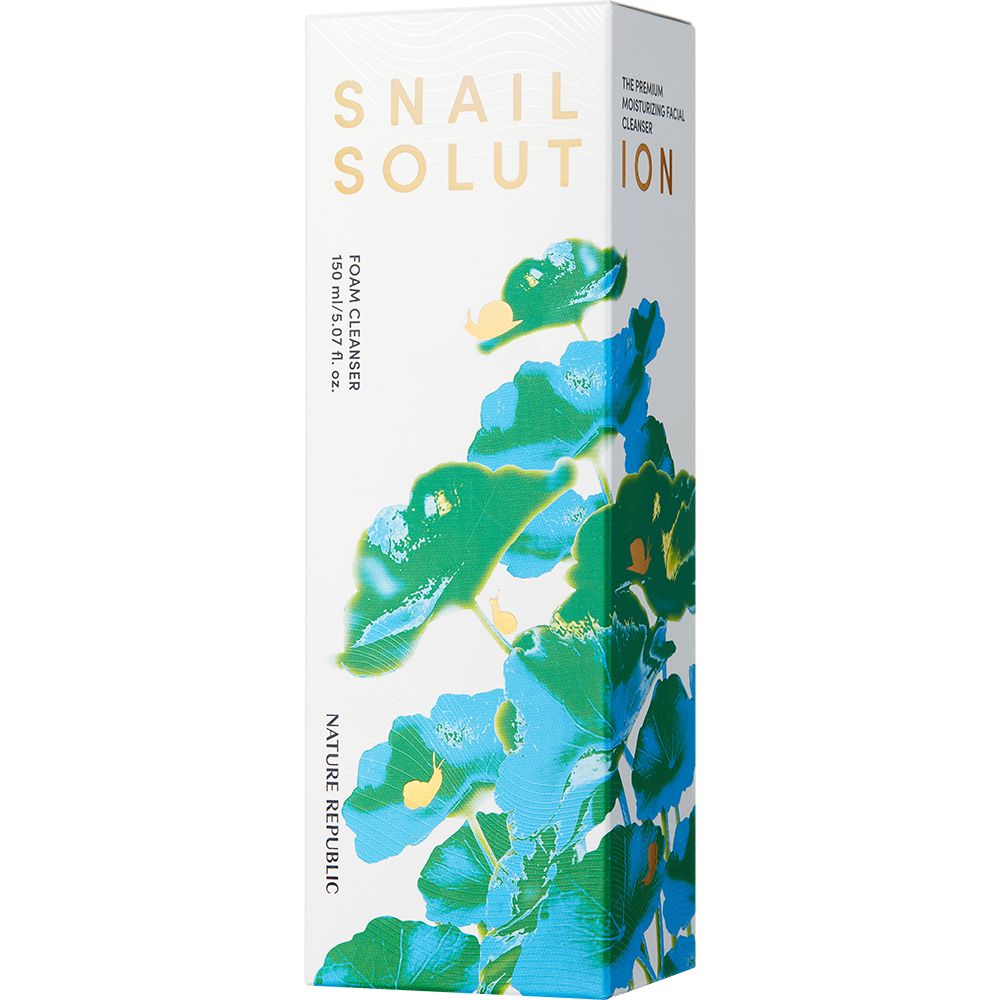 Emballage carton avec nom du produit et motif floral. Texte: Snail Solution Foam Cleanser.