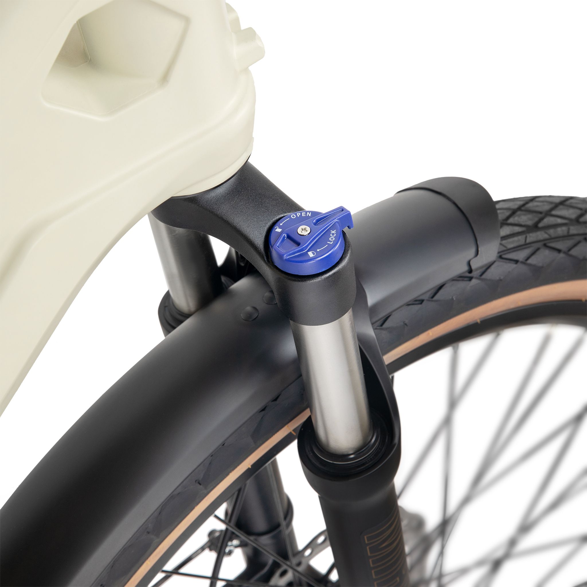 Voorwielophanging van een e-bike. Zwarte vork, blauwe instelknop en spatbord.