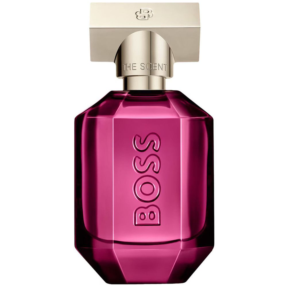 BOSS The Scent Magnetic EDP fles. Roze, hoekig, gouden dop. Opschrift BOSS. Heldere achtergrond.
