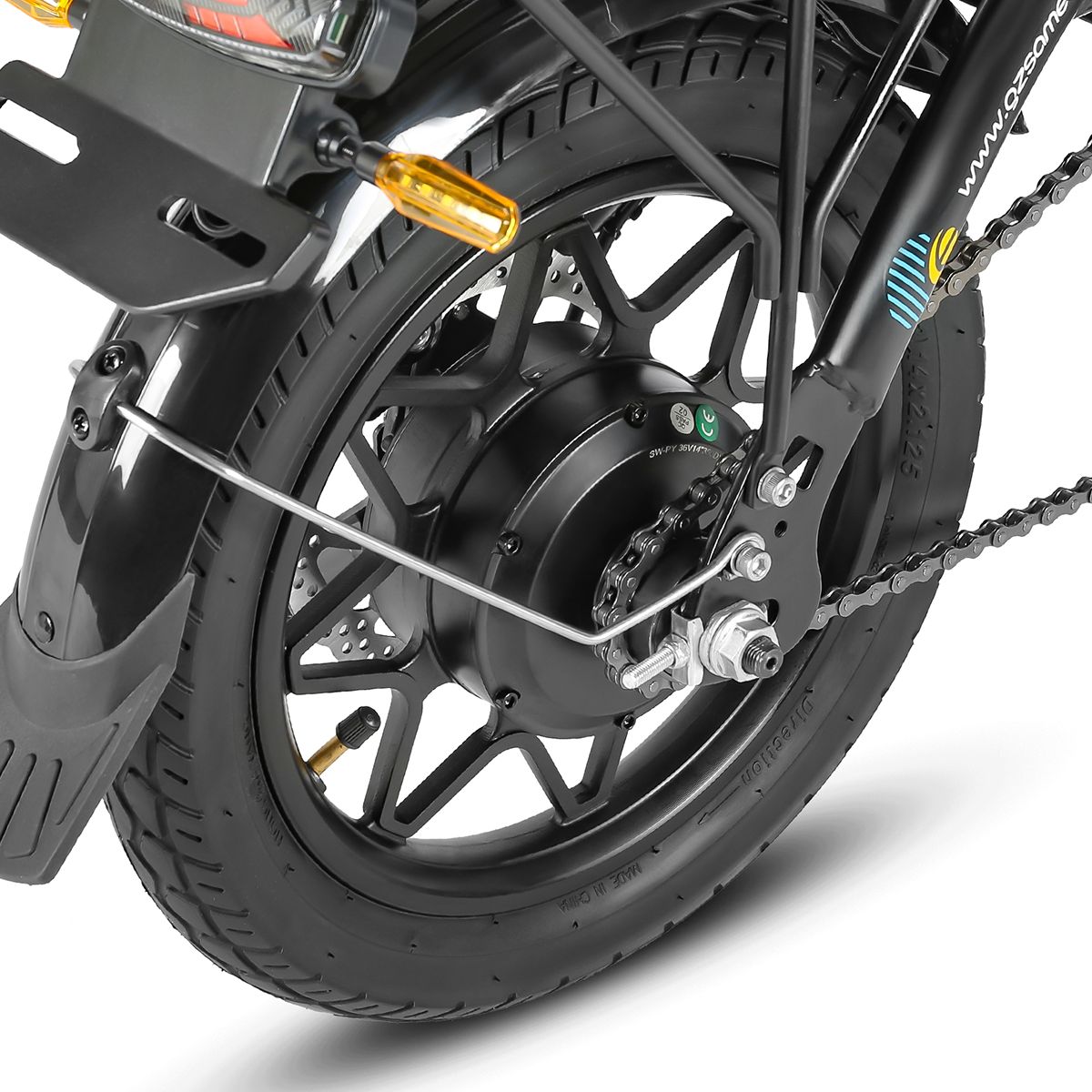 Gros plan de la roue arrière d'un vélo électrique. Pneu noir, moteur, garde-boue, feu arrière.