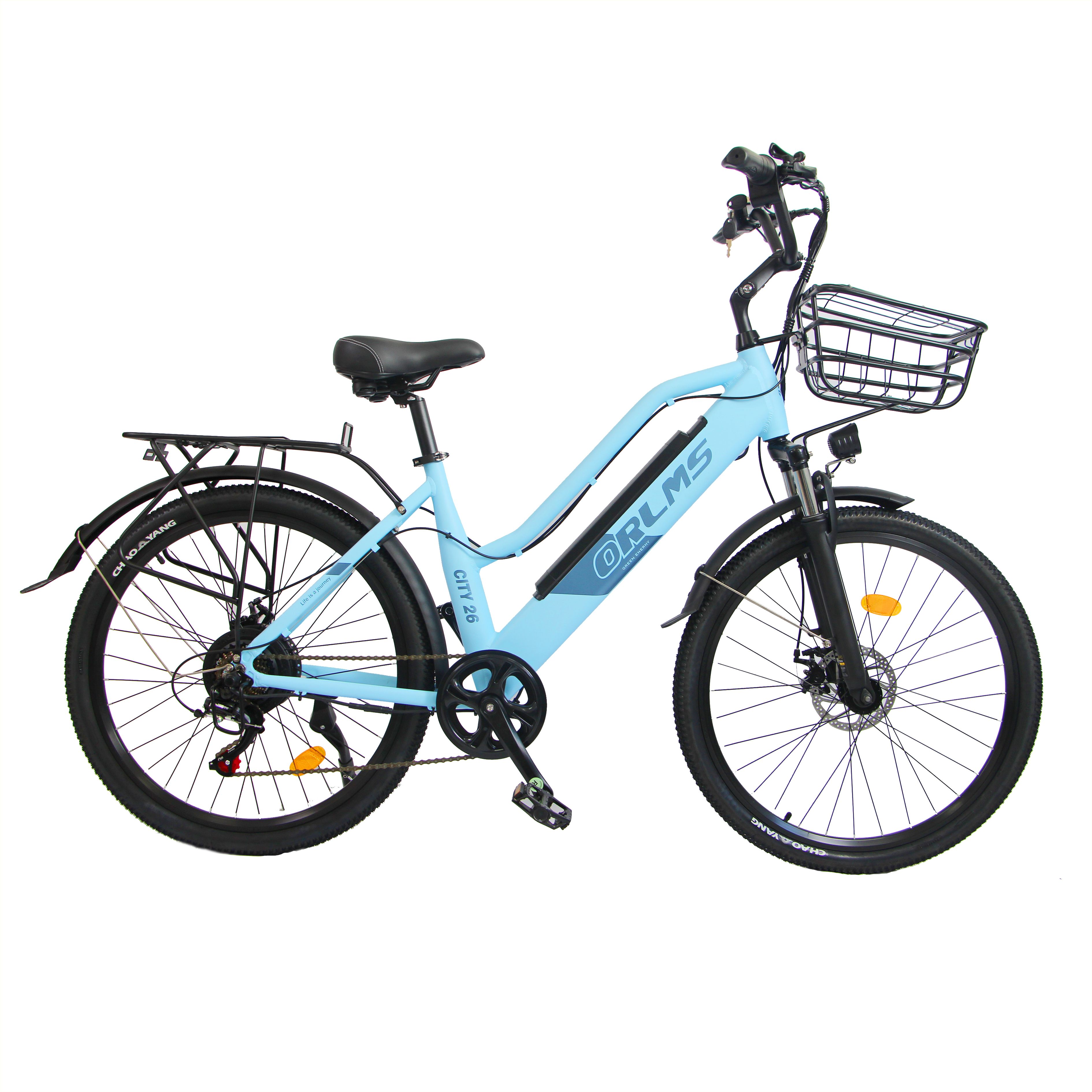 Vélo électrique bleu clair avec panier et porte-bagages. Pneus et détails noirs. Logo ORLMS sur le cadre.