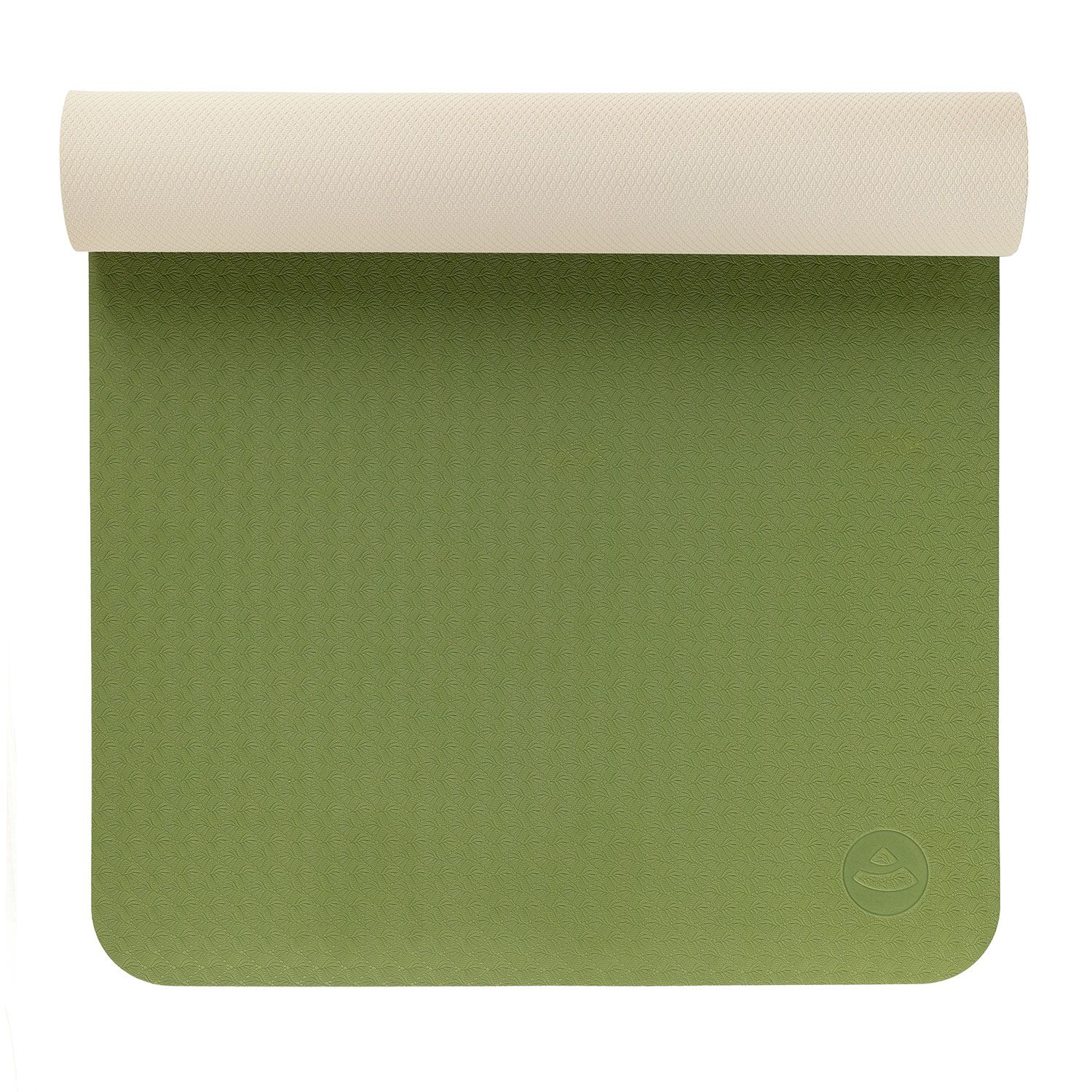 Groene yogamat, gedeeltelijk opgerold. Bovenkant groen, onderkant crème. Afgeronde hoeken. Logo.