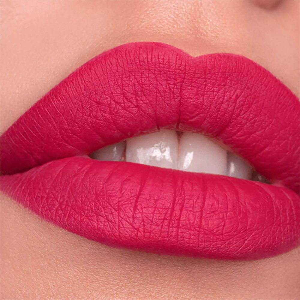 Close-up van lippen met rode lippenstift.