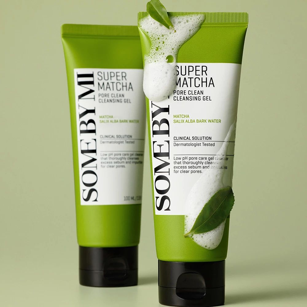 Twee groene tubes met wit etiket. Opschrift: SUPER MATCHA PORE CLEAN CLEANSING GEL. Merk: SOMEBYMI. Zwarte dop.