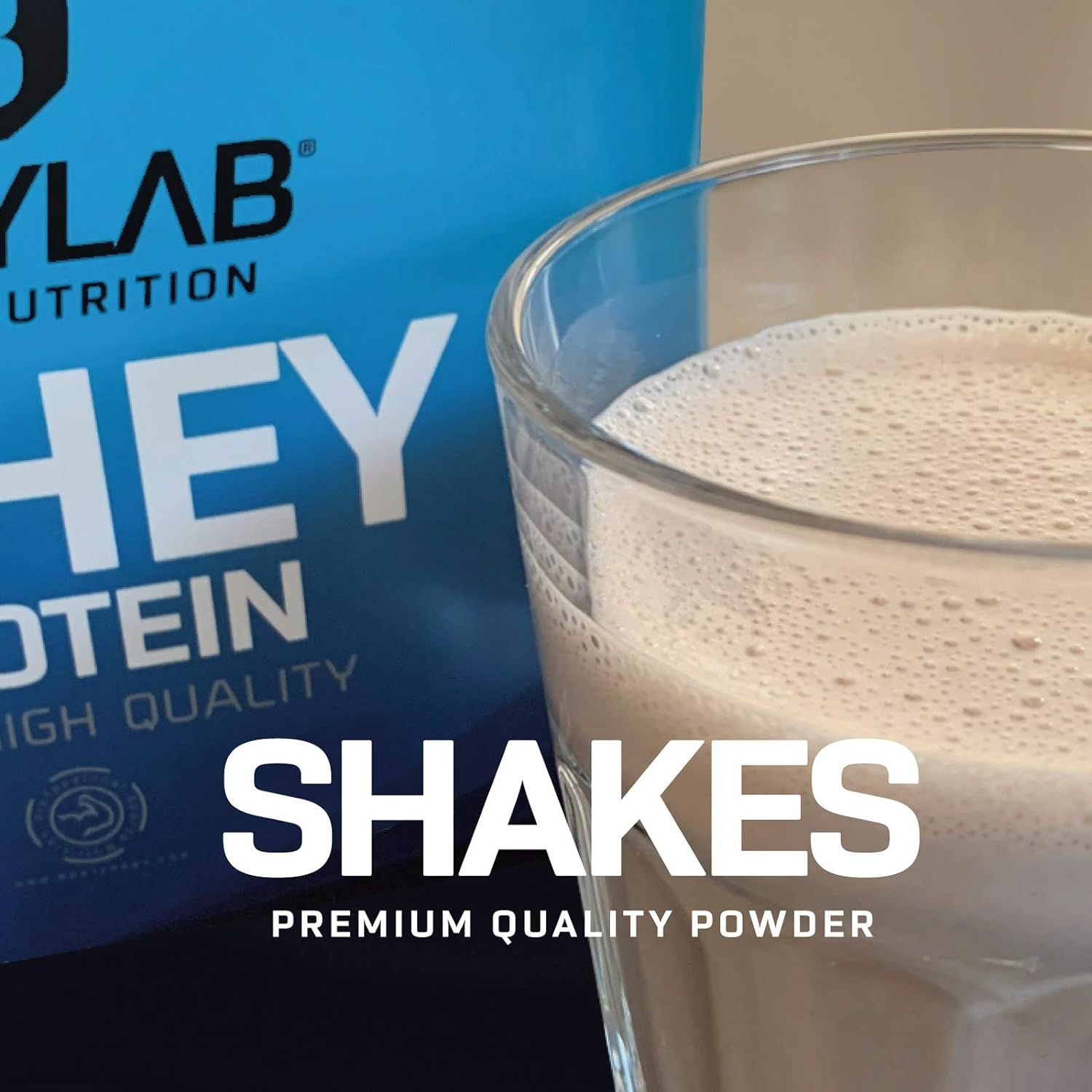 Verre avec shake. Inscription: Shakes, Premium Quality Powder. En arrière-plan: Bodylab Whey Protein.