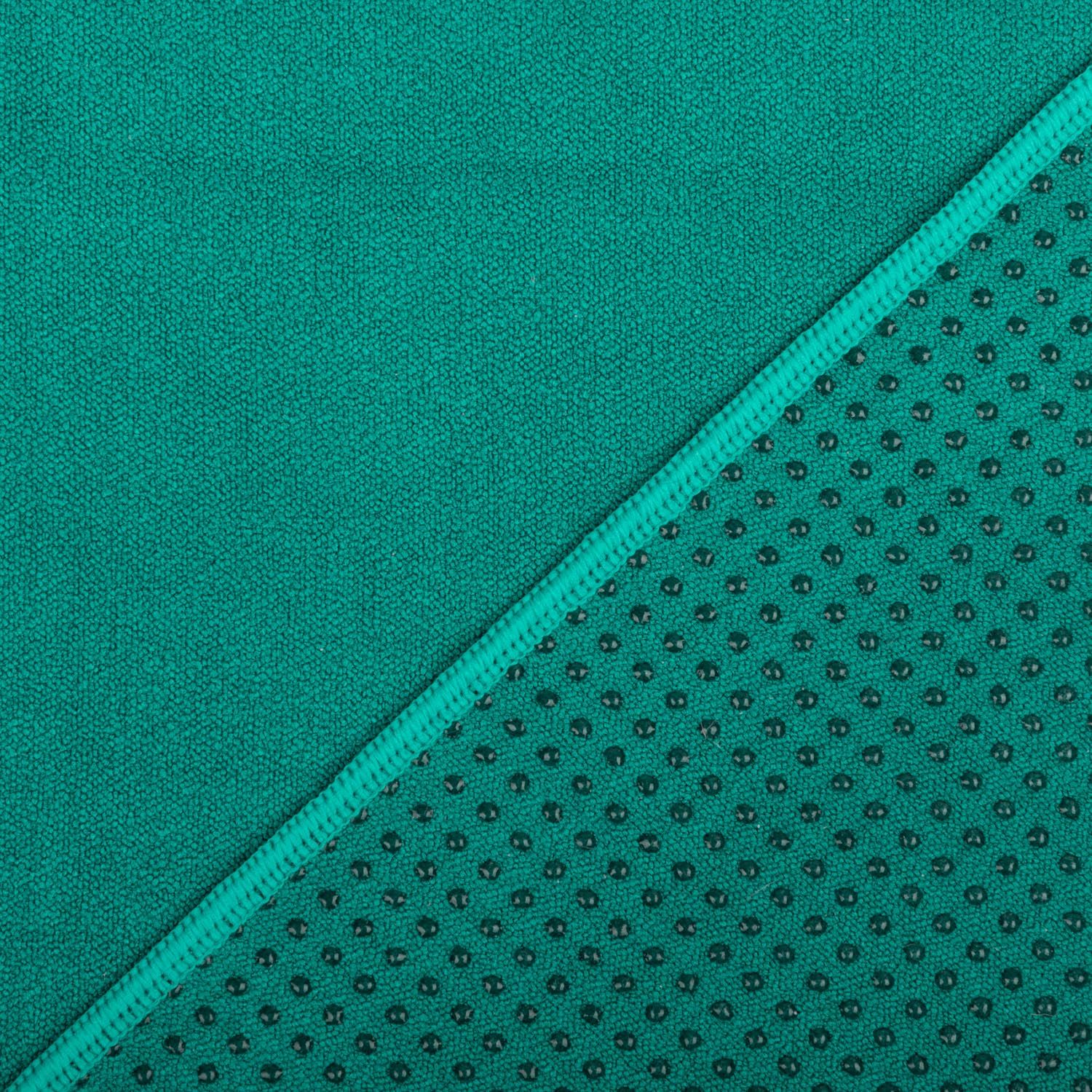 Serviette de yoga verte, divisée en diagonale. Un côté lisse, l'autre avec des picots. Couture verte.