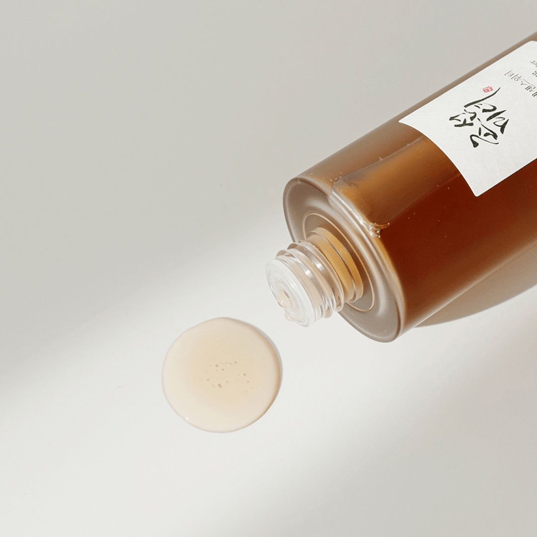 Liquide coulant d'un flacon sur une surface. Flaque de liquide ronde. Flacon avec étiquette.