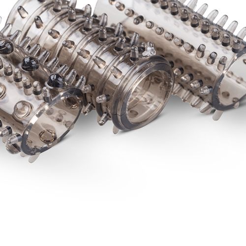 Close-up van transparante siliconen penishoezen met noppen. Op witte achtergrond.