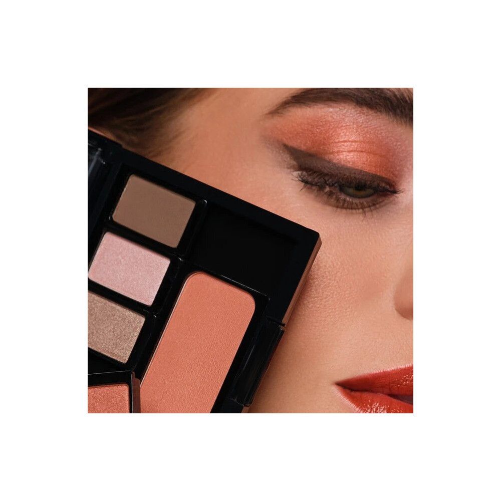 Palette de maquillage noire avec fards à paupières et blush. Vue partielle d'un visage maquillé.