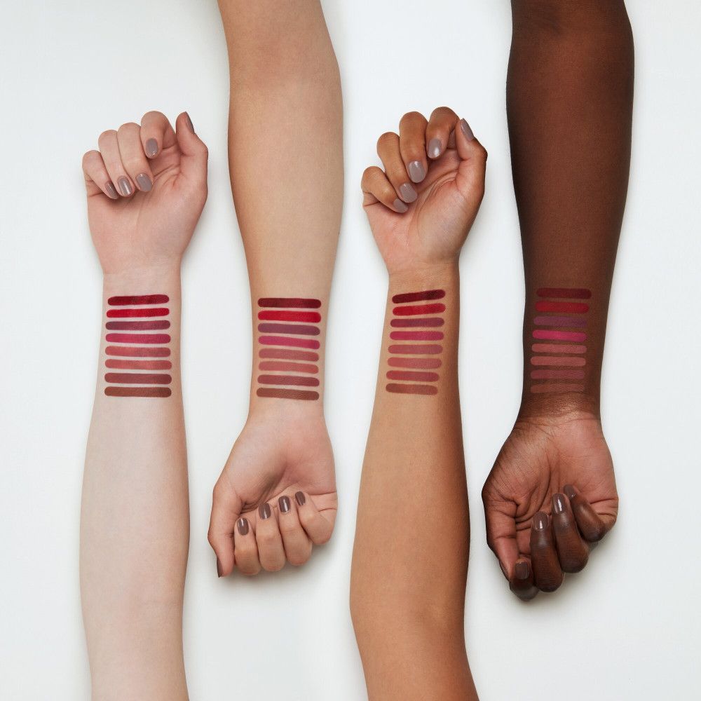 Vier armen met lippenstift-swatches in verschillende kleuren op de pols. Huidtinten: licht tot donker.