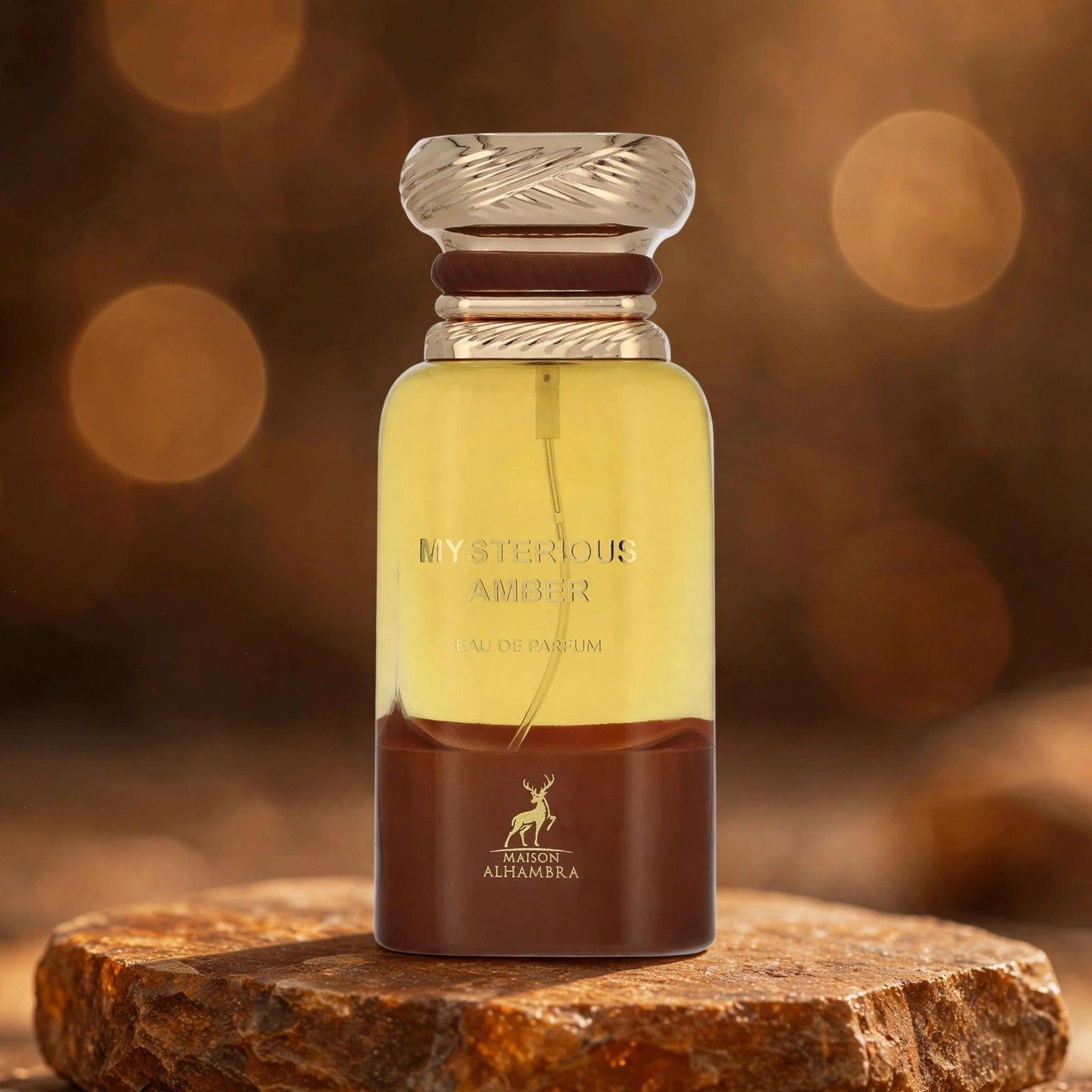 Flacon de parfum avec liquide jaune et brun. Bouchon doré. Posé sur une pierre.