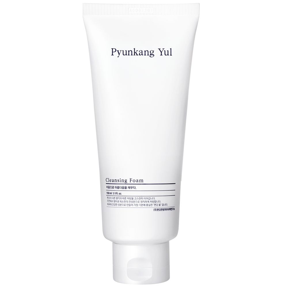 Tube blanc avec inscription Pyunkang Yul Cleansing Foam.