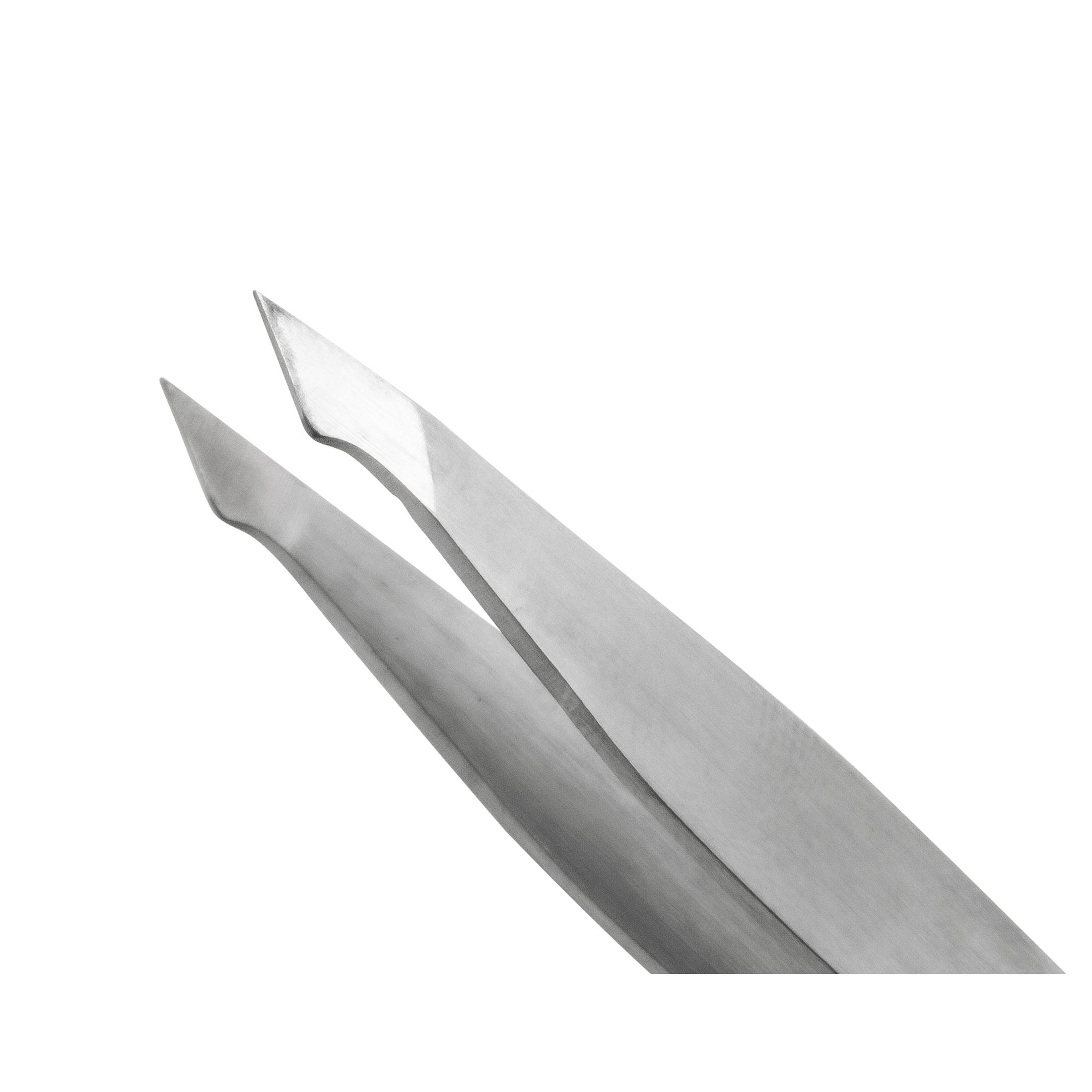 Gros plan d'une pince à épiler en métal. Extrémités pointues. Surface lisse. Sur fond blanc.