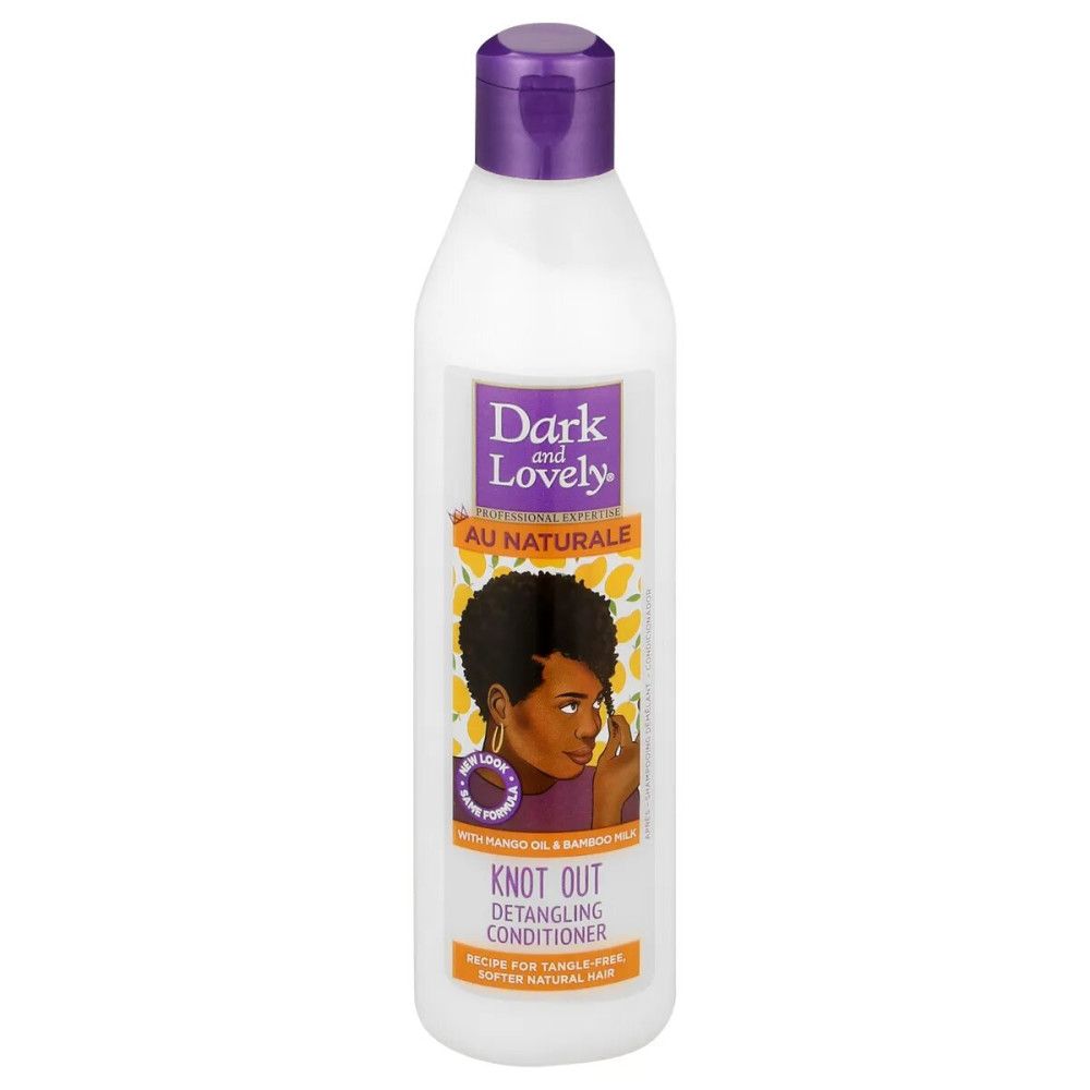 Bouteille blanche avec bouchon violet. Étiquette avec nom du produit et illustration d'une femme aux cheveux bouclés. Texte: Knot Out Detangling Conditioner.