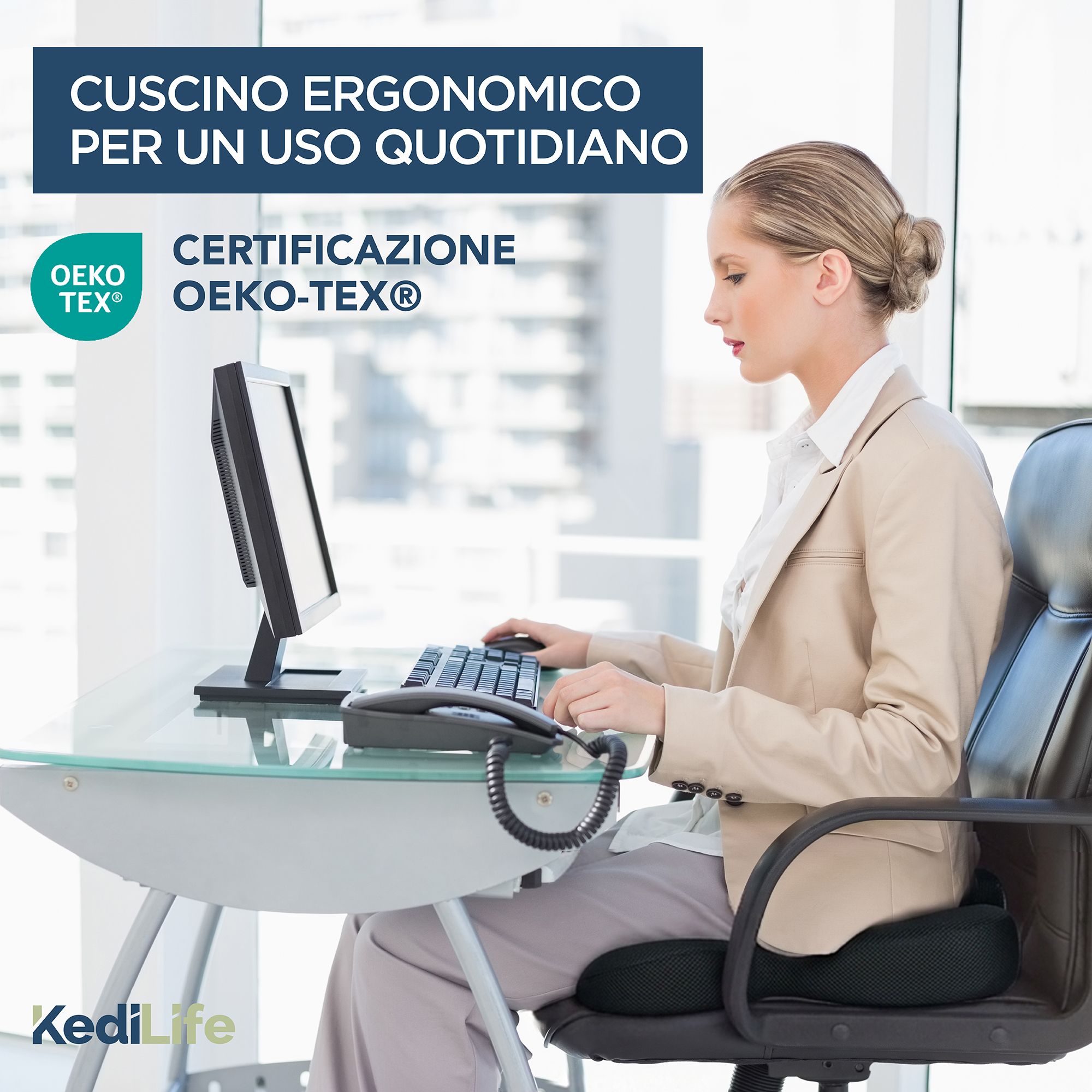 Vrouw aan bureau met ergonomisch kussen. OEKO-TEX® certificering.