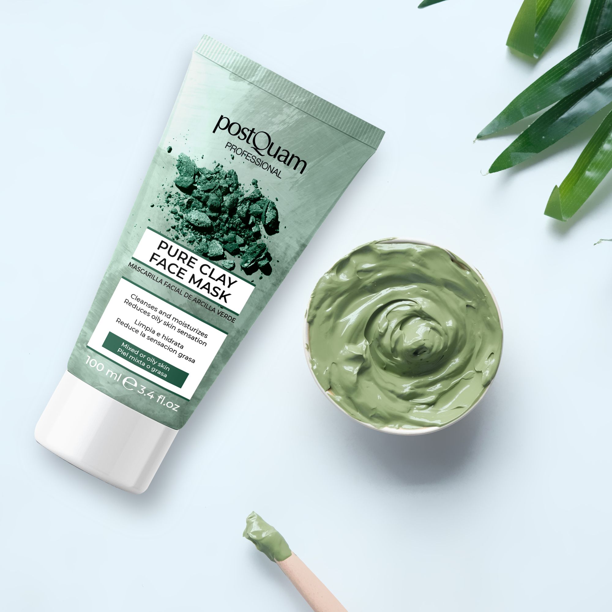 Groene kleimasker in tube en kom. Tekst: Pure Clay Face Mask, reinigt en hydrateert, vermindert vette huid. 100 ml. Met penseel.