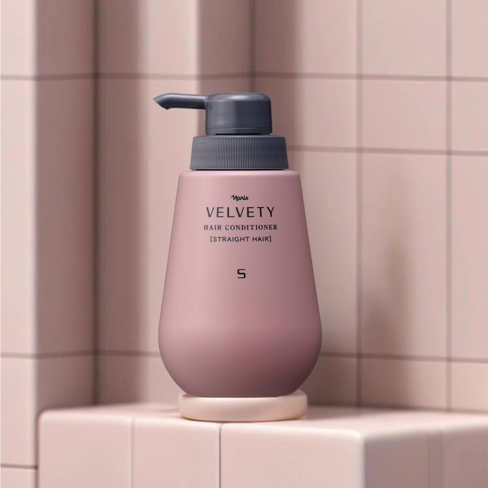Roze fles met pomp op voetstuk. Tekst: VELVETY HAIR CONDITIONER [STRAIGHT HAIR].