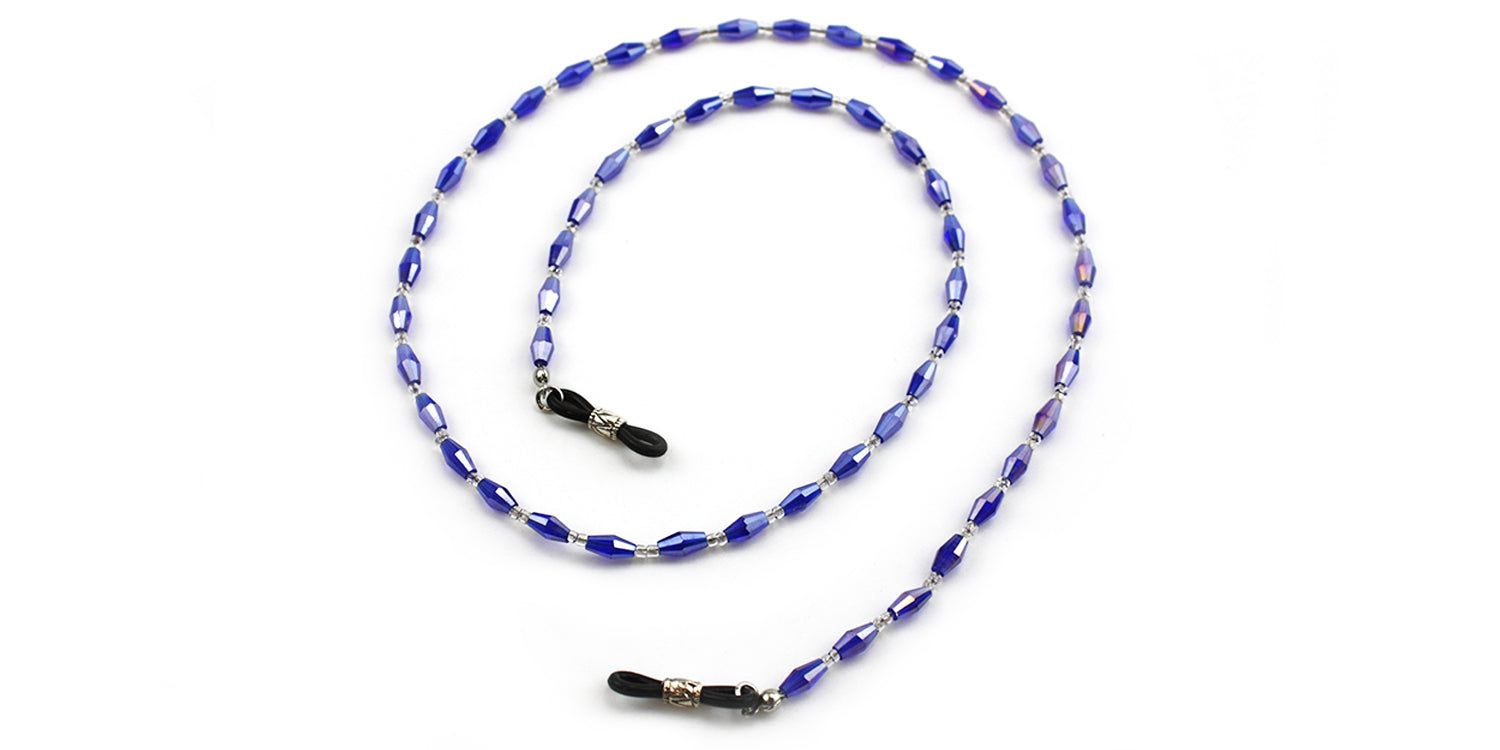 Brillenketting met blauwe, langwerpige kralen. Metalen verbindingen en zwarte rubberen lussen voor bevestiging aan de bril.