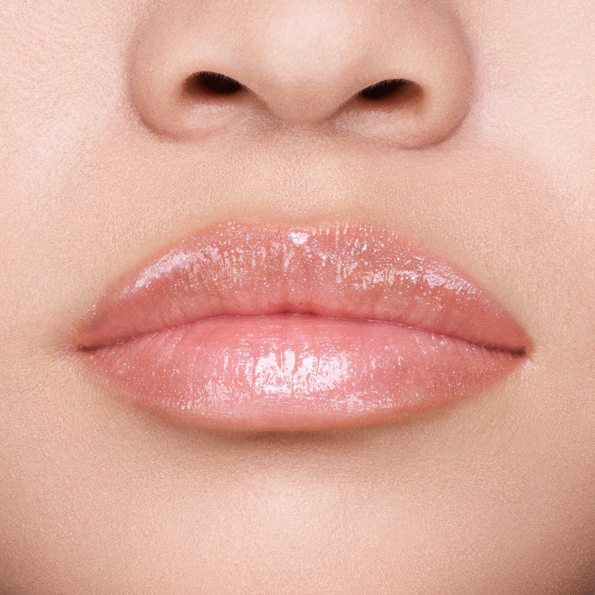 Close-up van lippen met glanzende lipgloss. Roze tint, glanzende finish.