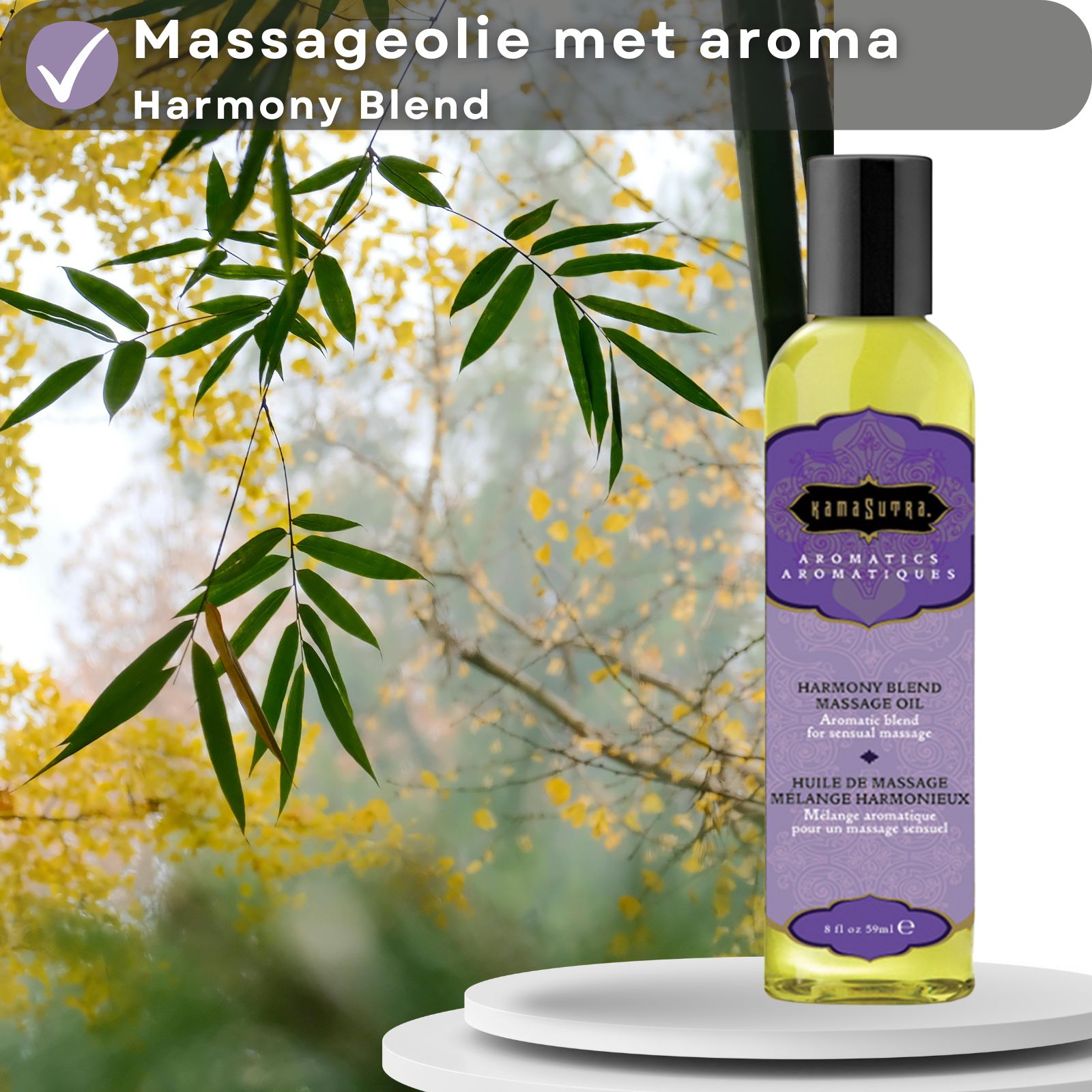 Massageolie fles naast tekstvakken. Tekst: Massageolie met aroma Harmony Blend, op waterbasis, voedt de huid, ideaal voor een massage voor stellen.
