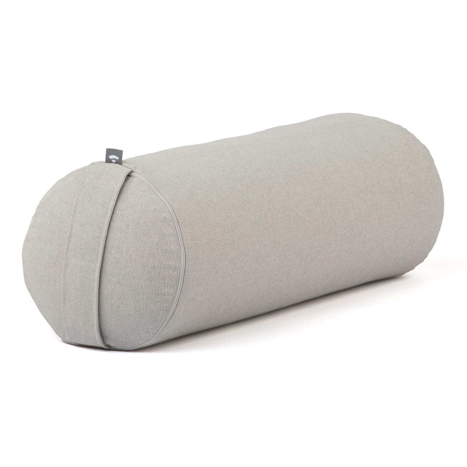Grijze yoga bolster. Cilindrische vorm met afgeronde uiteinden. Stoffen hoes met draagriem. Klein label.