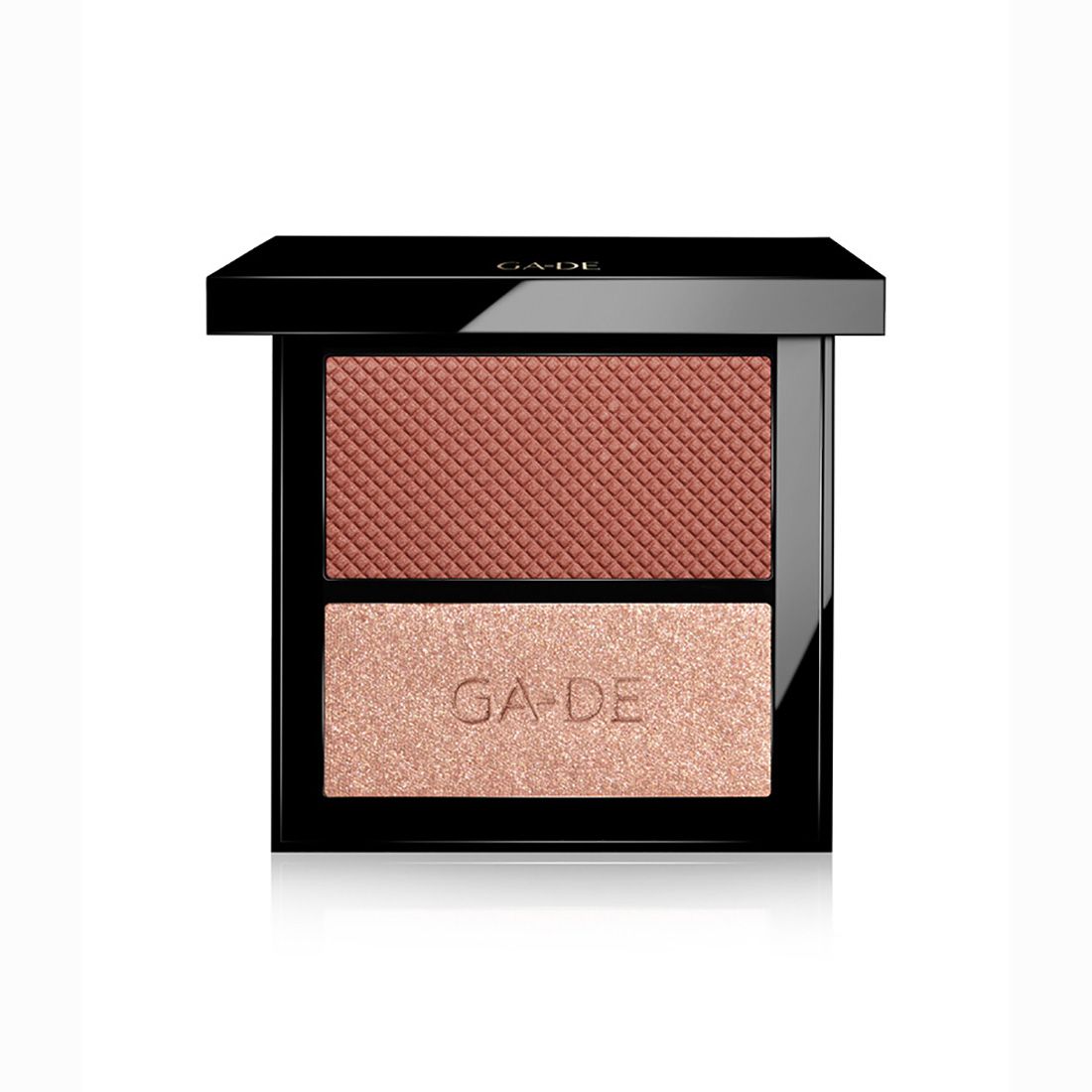Zwarte make-up compact. Twee tinten: roze met reliëf bovenaan, licht met GA-DE opschrift onderaan. Rechthoekig.