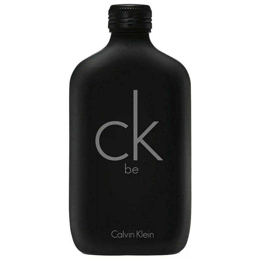 Flacon noir avec inscription 'ck be' et 'Calvin Klein'. Flacon avec bouchon noir.