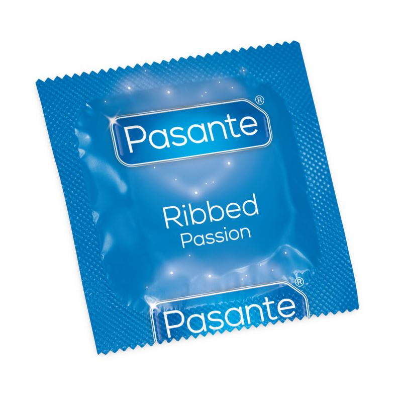 Blauw verpakt condoom. Opschrift: Pasante, Ribbed Passion.