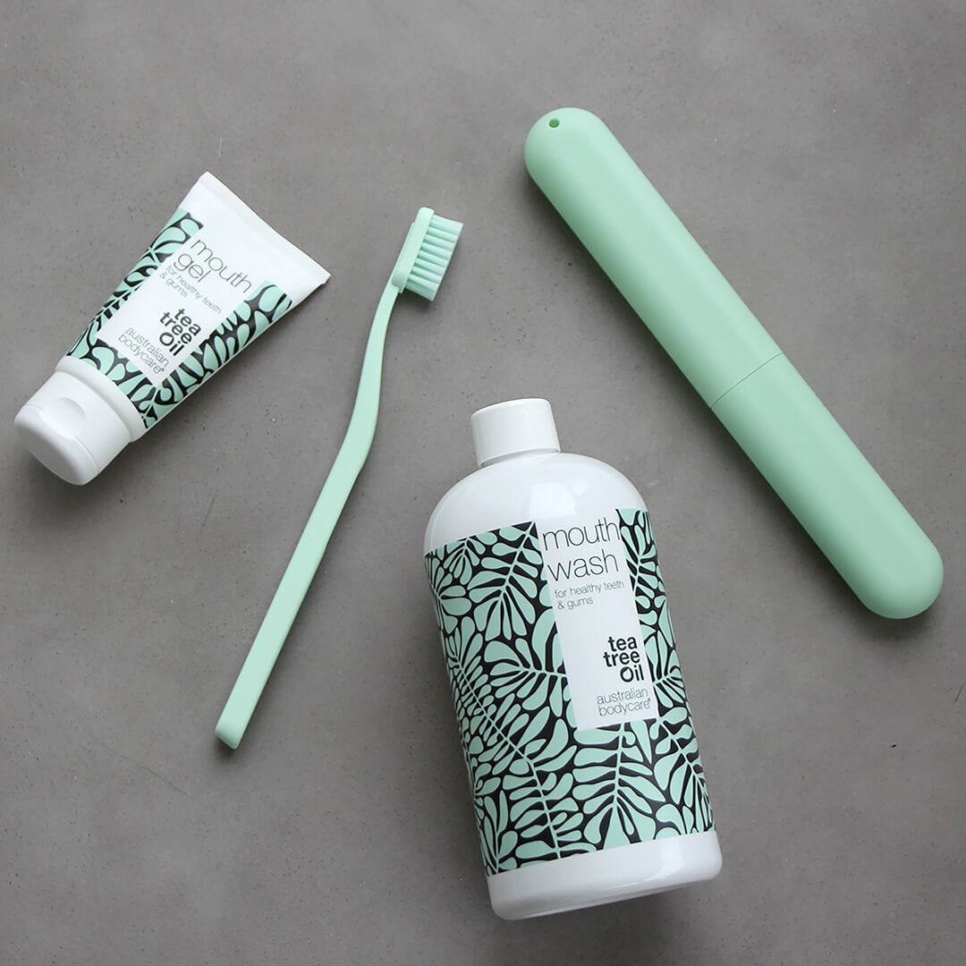 Ensemble de soins bucco-dentaires avec brosse à dents, gel buccal, bain de bouche et étui à brosse à dents. Tous en vert et blanc.