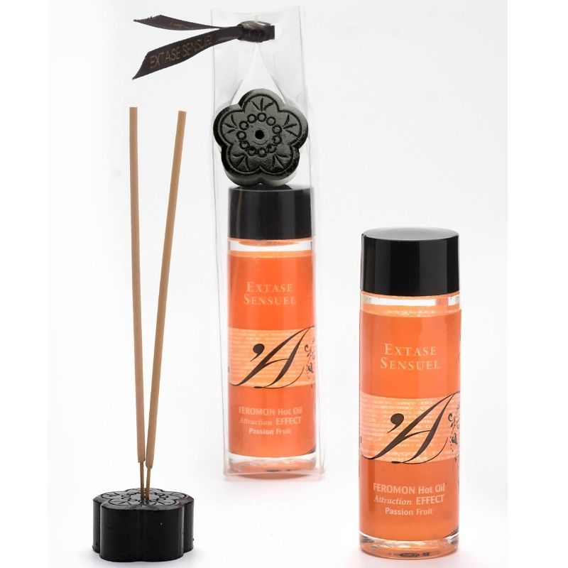 Deux bouteilles d'huile de massage Extase Sensuel à effet chauffant et phéromones, dont une en emballage cadeau avec bâtonnets parfumés.